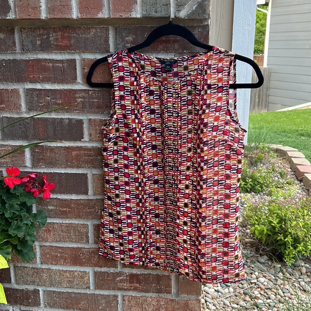Banana Republic Ladies P XS Red Black Geometric Sleeveless Fitted Blouse